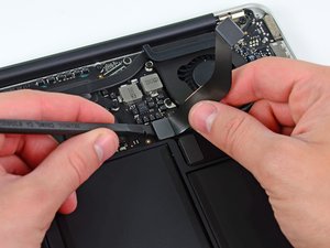 Langkah 3 — Lepaskan Kabel I/O Board