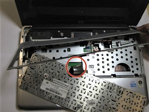 Langkah 3 — Lepaskan Kabel Keyboard dan Angkat Keyboard