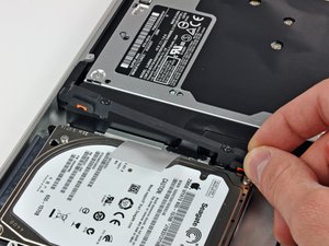 Langkah 1 — Mengeluarkan Bracket Hard Drive