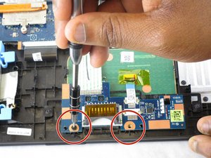 Langkah 4 — Lepaskan kabel dan angkat touchpad