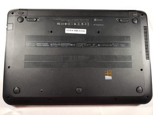 Langkah 2 — Buka Bagian Belakang Laptop