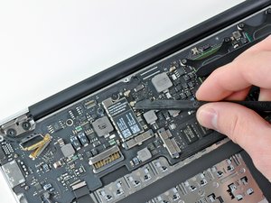 Langkah 7 — Lepaskan Logic Board