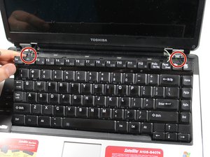 Langkah 4 — Lepaskan Kabel Keyboard
