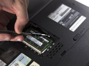 Langkah 4 — Angkat Optical Drive dari Laptop
