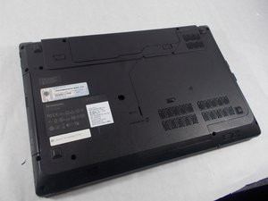Langkah 1 — Balikkan Laptop ke Sisi Bawah