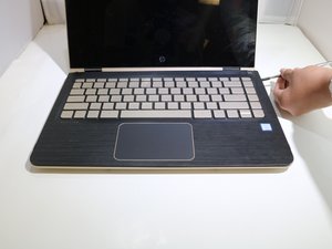 Langkah 3 — Lepaskan Sekrup dan Lepaskan Mainboard