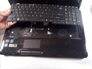 Langkah 3 — Lepaskan Keyboard dari Laptop