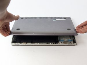 Langkah 3 — Lepaskan Casing Bawah
