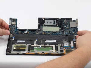 Langkah 5 — Mengangkat Motherboard