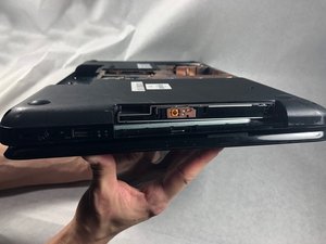 Langkah 3 — Buka Panel untuk Mengakses Optical Drive