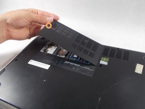 Langkah 1 — Membuka Bagian Bawah Laptop