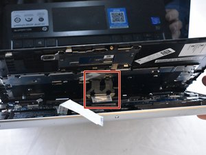 Langkah 7 — Lepaskan Kabel Touchpad