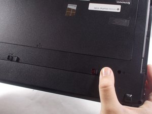 Langkah 2 — Buka Tutup Bawah Laptop
