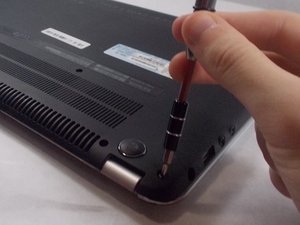 Langkah 3 — Lepaskan Tutup Belakang