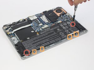 Langkah 5 — Mengeluarkan Baterai dan Mengakses Motherboard