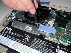 Langkah 4 — Mengeluarkan SSD Lama