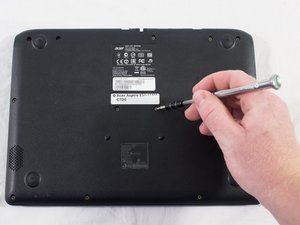 Langkah 1 — Membuka bagian bawah laptop