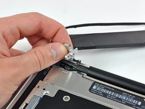 Langkah 7 — Menghilangkan Screws Bracket Kamera