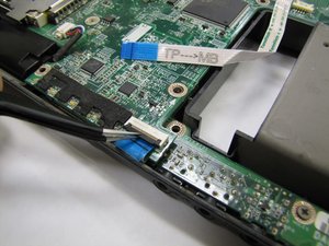 Langkah 6 — Melepas Kabel Ribbon di Bagian Bawah