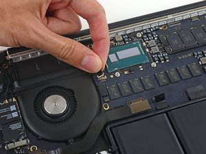 Langkah 3 — Menghapus I/O Board Cable