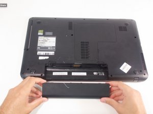 Langkah 5 — Lepas Motherboard