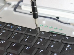 Langkah 3 — Melepas Keyboard dan Kabel Ribbon