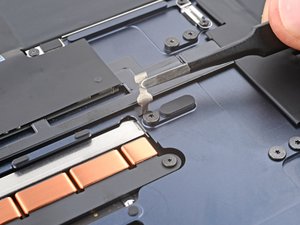 Langkah 7 — Buka Sekrup Trackpad