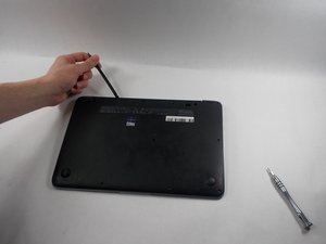 Langkah 2 — Mengangkat Casing Bagian Bawah Laptop