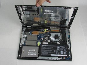 Langkah 2 — Membuka Tutup Belakang Laptop