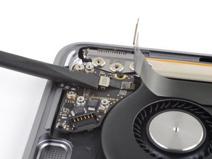 Langkah 4 — Lepaskan Kabel Touch ID