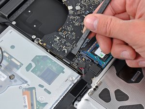 Langkah 5 — Melepaskan Kabel Optical Drive