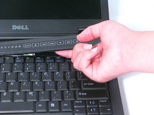 Langkah 3 — Membuka Tutup Plastik di Atas Keyboard