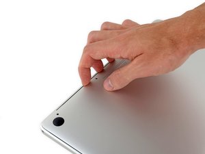 Langkah 2 — Lepaskan casing atas dengan hati-hati