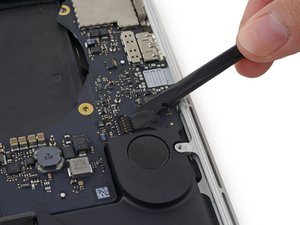 Langkah 7 — Melepas Kabel Keyboard