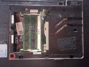 Langkah 4 — Buka Keyboard dan Lepaskan Koneksi