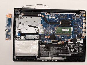 Langkah 3 — Lepaskan Skrup dan I/O Board