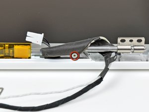 Langkah 5 — Menghilangkan Sekrup LCD dan Mengangkat LCD