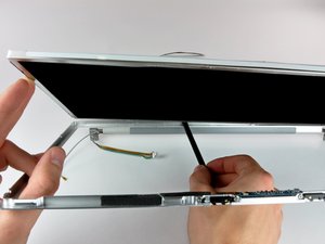 Langkah 8 — Mengangkat LCD dari Bezel