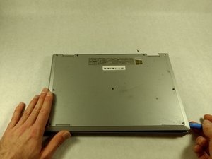 Langkah 3 — Lepaskan Panel Belakang