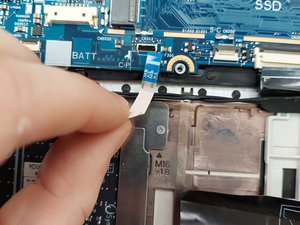 Langkah 7 — Lepaskan Konektor Touchpad dan Keyboard