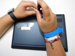 Langkah 1 — Buka bagian belakang laptop