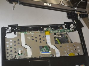 Langkah 13 — Lepaskan Kabel Audio dan Speaker