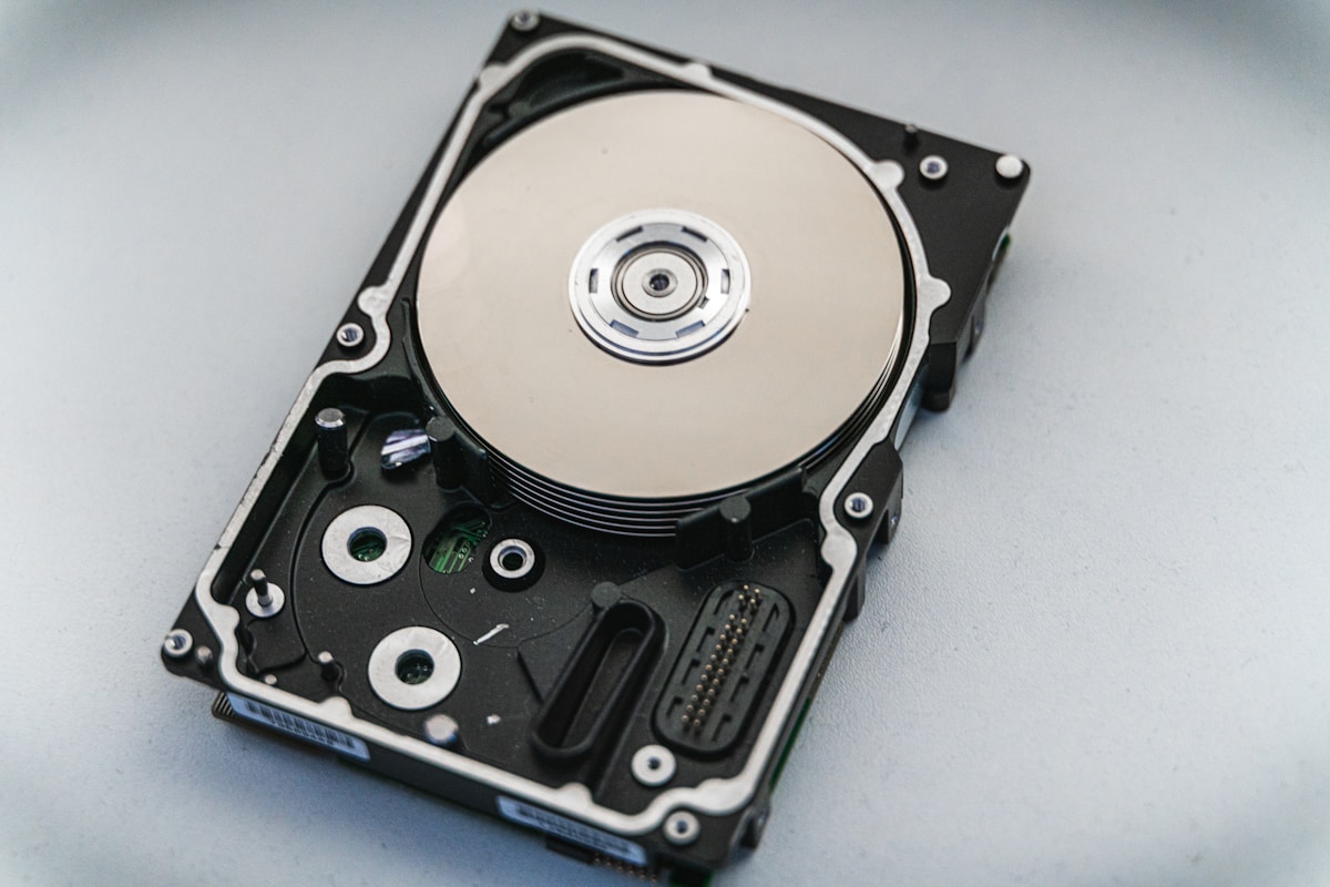 Hard disk drive 2.5 inci terbuka menunjukkan piringan di dalamnya