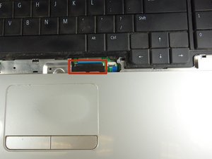 Langkah 3 — Melepas Keyboard