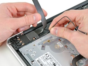 Langkah 3 — Mengatur Kabel Kamera dan Antena