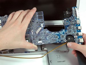 Langkah 8 — Mengangkat Speaker Kanan
