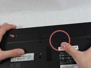 Langkah 3 — Buka Panel Belakang Laptop