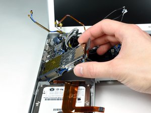 Langkah 8 — Menghapus Sekrup I/O Board