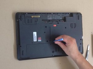 Langkah 2 — Buka Penutup RAM, HDD, dan WiFi
