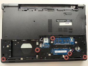 Langkah 9 — Mengangkat Bagian Bawah Laptop